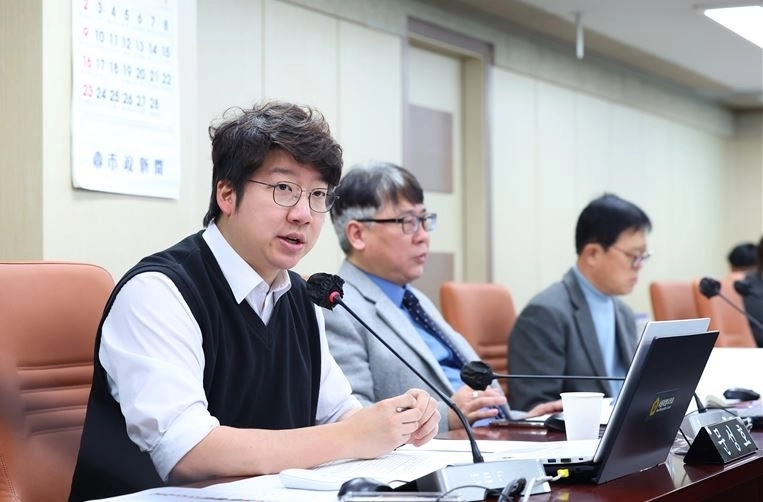 교통위원회 회의에서 발언하는 문성호 의원. 내용과는 무관