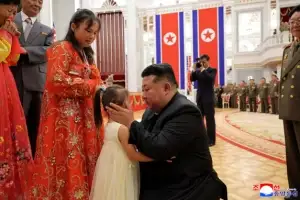 [포토] 김정은, 파병대원 전사자 유족 만나 위로