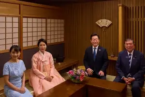 만찬에 안동소주 내놓은 이시바… 李대통령 자서전에 서명 요청