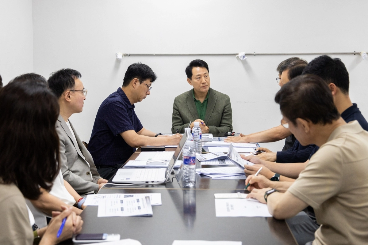 오세훈(가운데) 서울시장이 24일 오전 잠실센트럴파크에 마련된 ‘청년안심주택 입주자 보호 주말 현장상담소’를 찾아 최근 발생한 청년안심주택 강제경매 등의 사태를 점검하고, 상담소 운영상황을 확인하고 있다. 서울시 제공