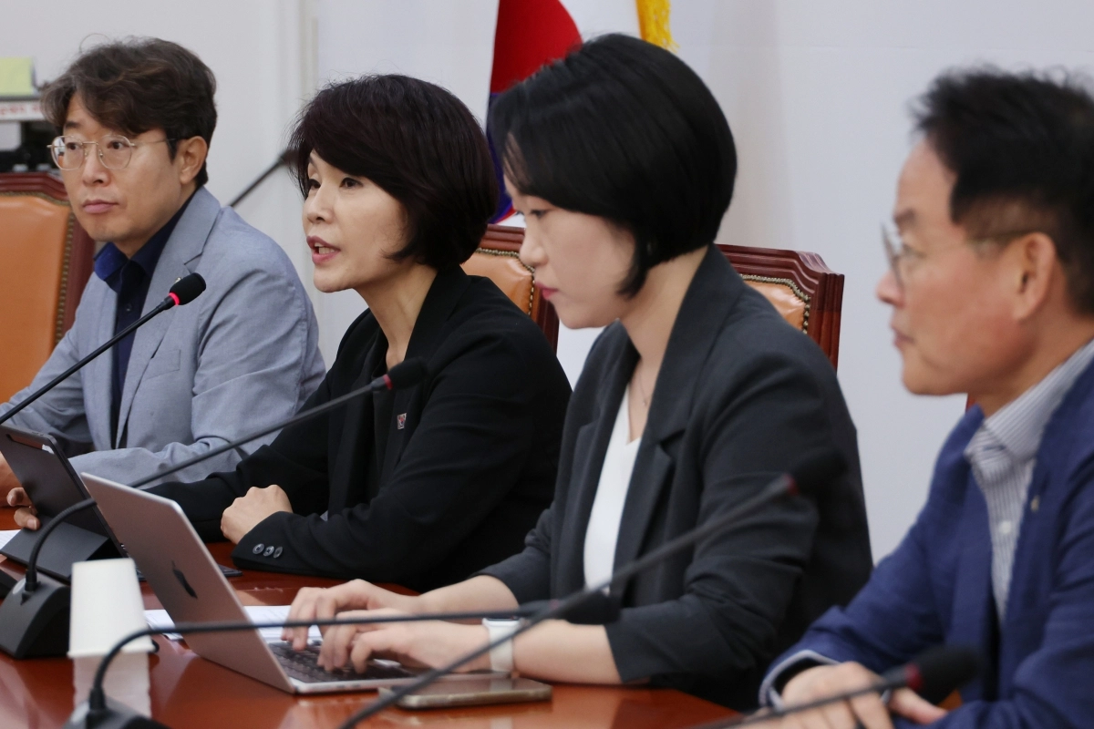 발언하는 민주당 한정애 정책위의장