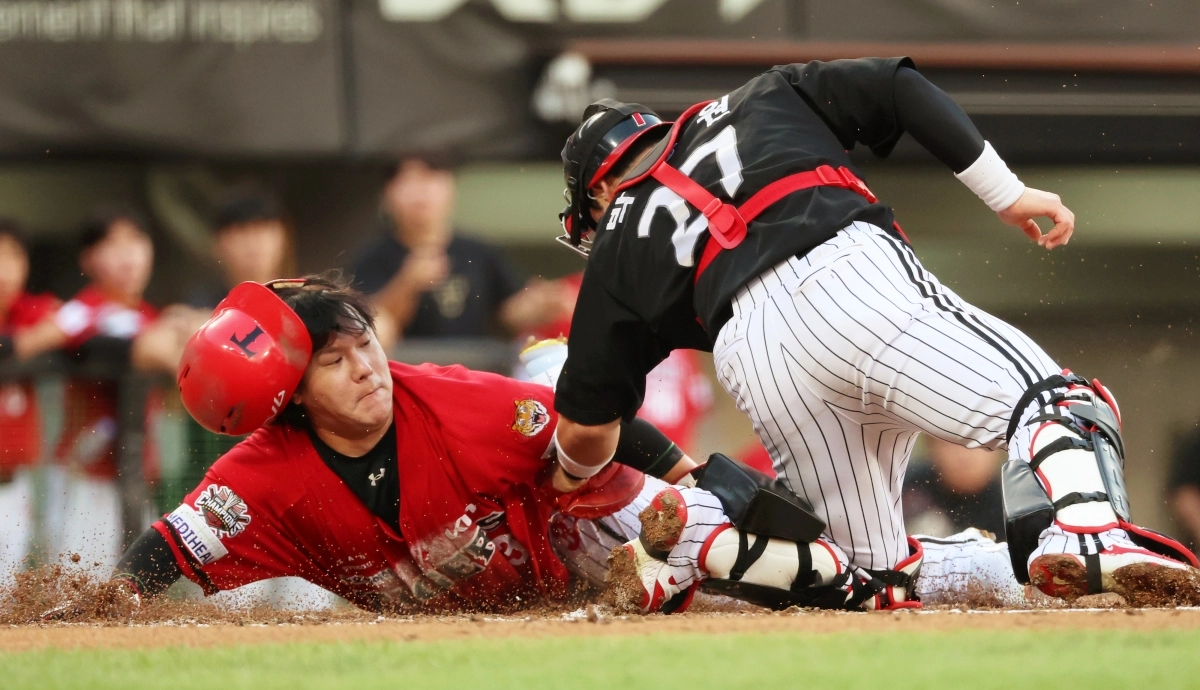 KIA 타이거즈 김선빈이 24일 광주 기아챔피언스필드에서 열린 2025 KBO리그 정규시즌 LG 트윈스와의 홈 경기에서 홈에서 아웃 당하고 있다. 광주 연합뉴스