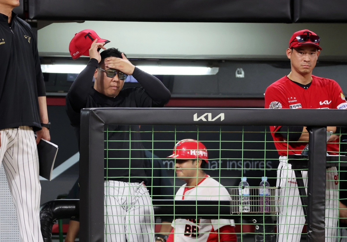 이범호 KIA 타이거즈 감독이 24일 광주 기아챔피언스필드에서 열린 2025 KBO리그 정규시즌 LG 트윈스와의 홈 경기에서 선수들을 지켜보고 있다. 광주 연합뉴스