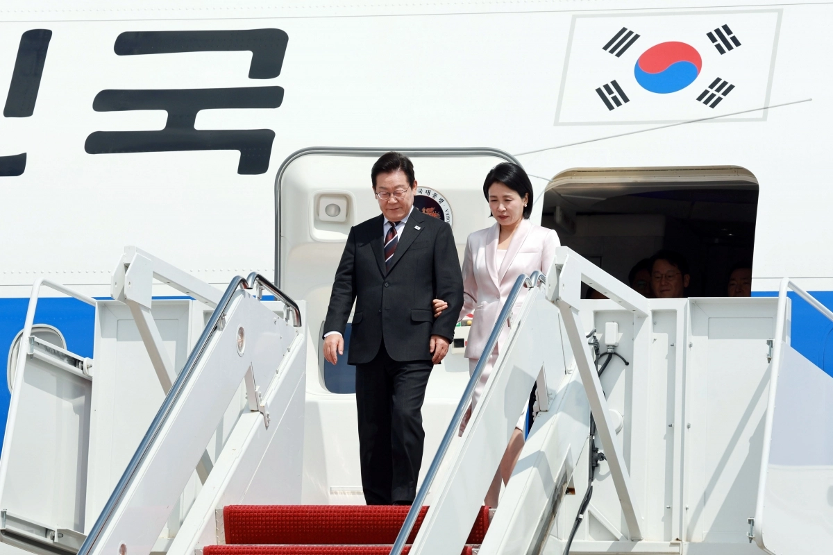 이재명 대통령과 김혜경 여사가 24일(현지시간) 미국 워싱턴DC 인근 앤드루스 합동기지에 도착해 공군 1호기에서 내리고 있다. 2025.8.25 연합뉴스