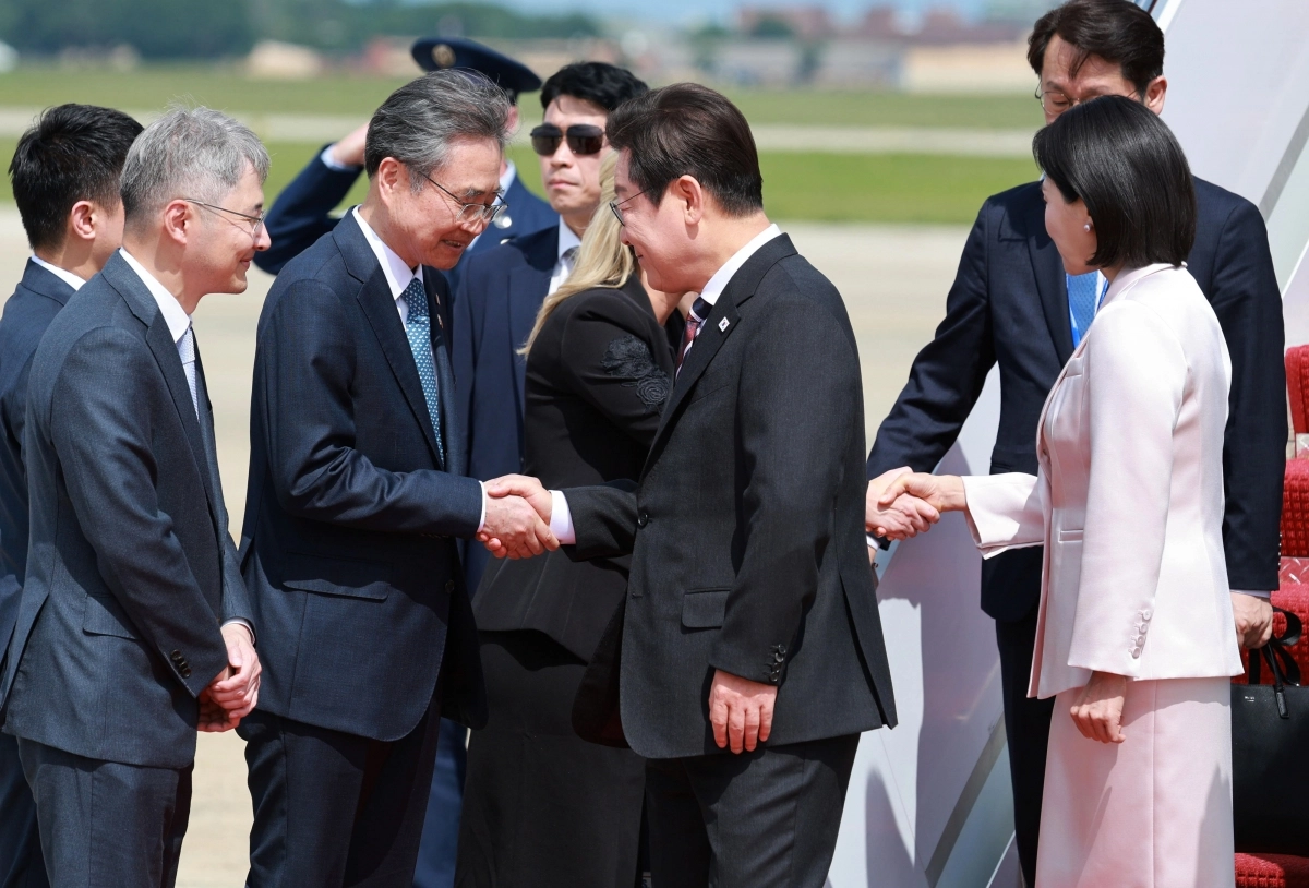 취임 후 처음 미국을 방문한 이재명 대통령과 김혜경 여사가 24일(현지시간) 미국 워싱턴DC 인근 앤드루스 합동기지에 도착해 영접 나온 인사들과 악수하고 있다. 2025.8.25 연합뉴스