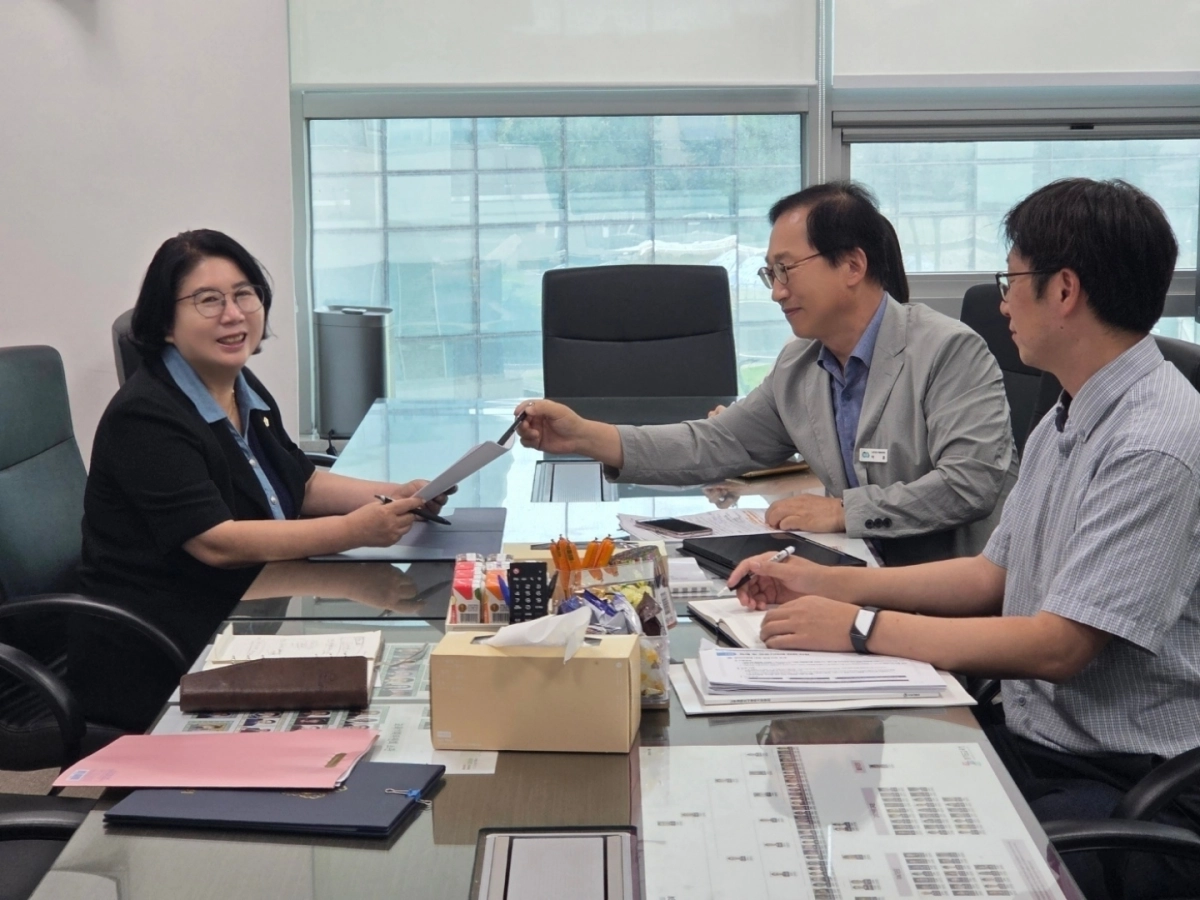 이서영 의원(교육행정위원회)이 8월 21일, 경기도의회 교육행정위원회 회의실에서 이훈 노후신도시정비과장과 함께 분당 재건축 활성화를 위한 공공기여금 완화 방안에 대해 논의하고 있다. (사진=경기도의회)