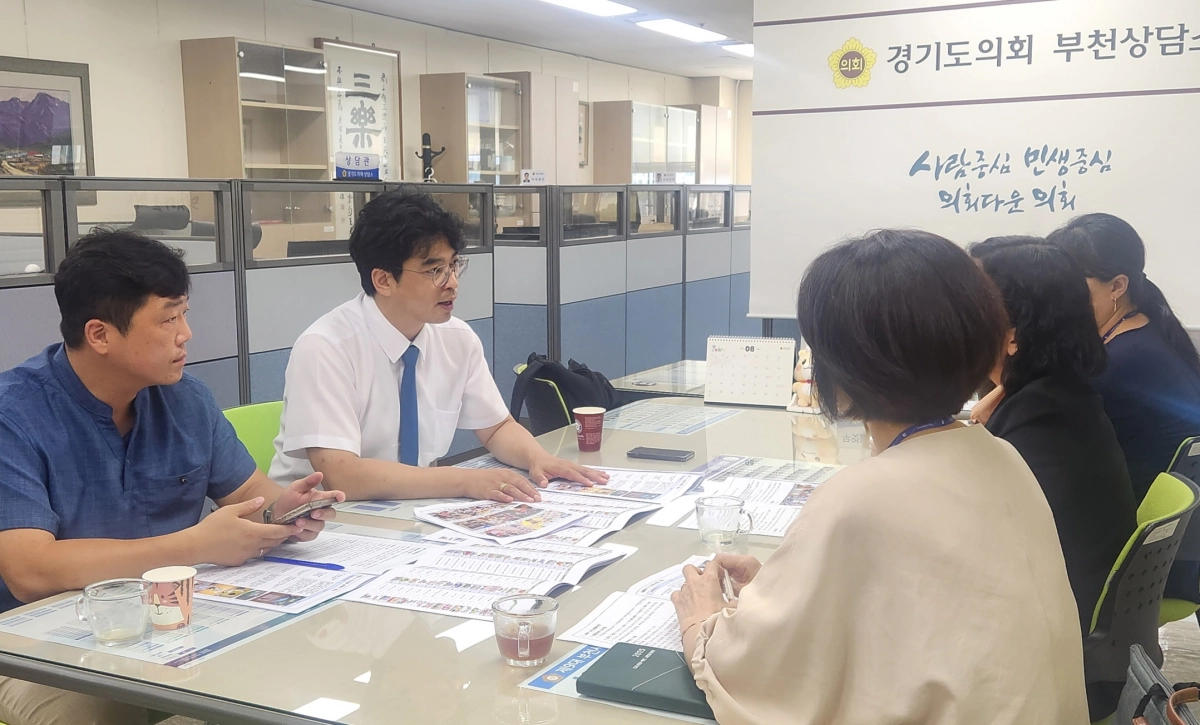 박상현 의원이 22일 부천상담소에서 손준기 부천시의원과 정애경 복지국장 등 관계자들과 함께 부천시 원종동 ‘아이사랑놀이터’의 AI 기반 융합형 체험 공간 재설계 방안을 논의하고 있다. (사진=경기도의회)