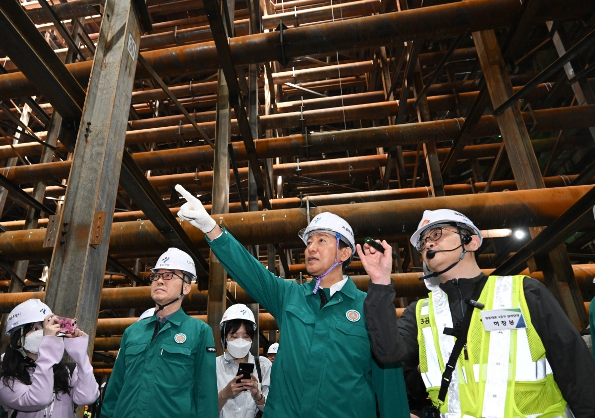 오세훈(오른쪽 두 번째) 서울시장이 지난 4월 강남구 영동대로 지하공간 복합개발사업 지하 암반 굴착 현장을 점검하고 있다. 뉴스1