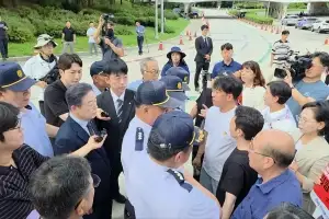출근 저지당한 김형석 관장…“사퇴하라”vs“최선을 다해 대응”