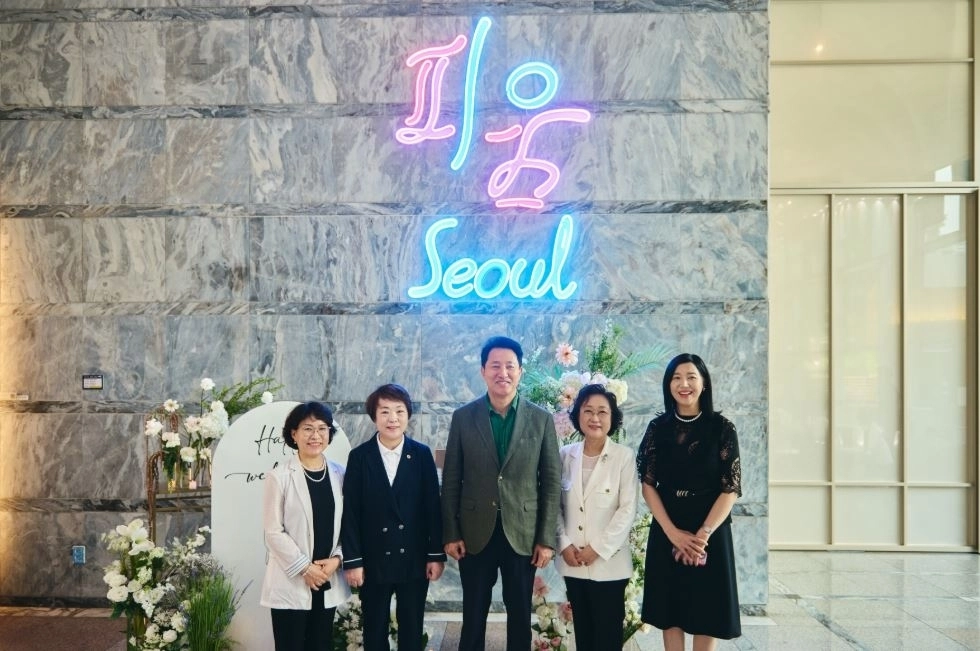 지난 23일 서울시 여성플라자에서 열린 ‘서울시 피움서울 개관식 점등행사’에 참석한 신동원 의원(왼쪽에서 두 번째)