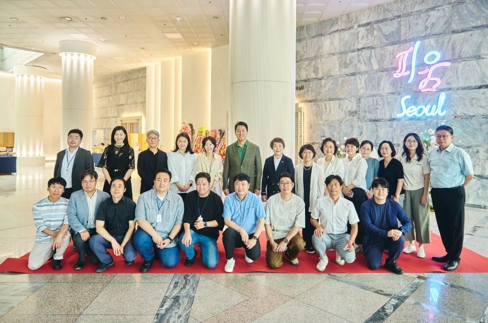 지난 23일 서울시 여성플라자에서 열린 ‘서울시 피움서울 개관식 점등행사’에서 참석자들이 기념촬영을 하고 있다.