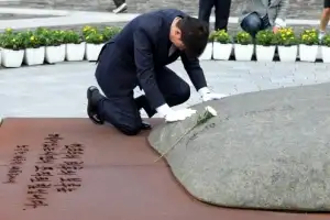 [포토] 조국, 노 전 대통령 묘역 참배