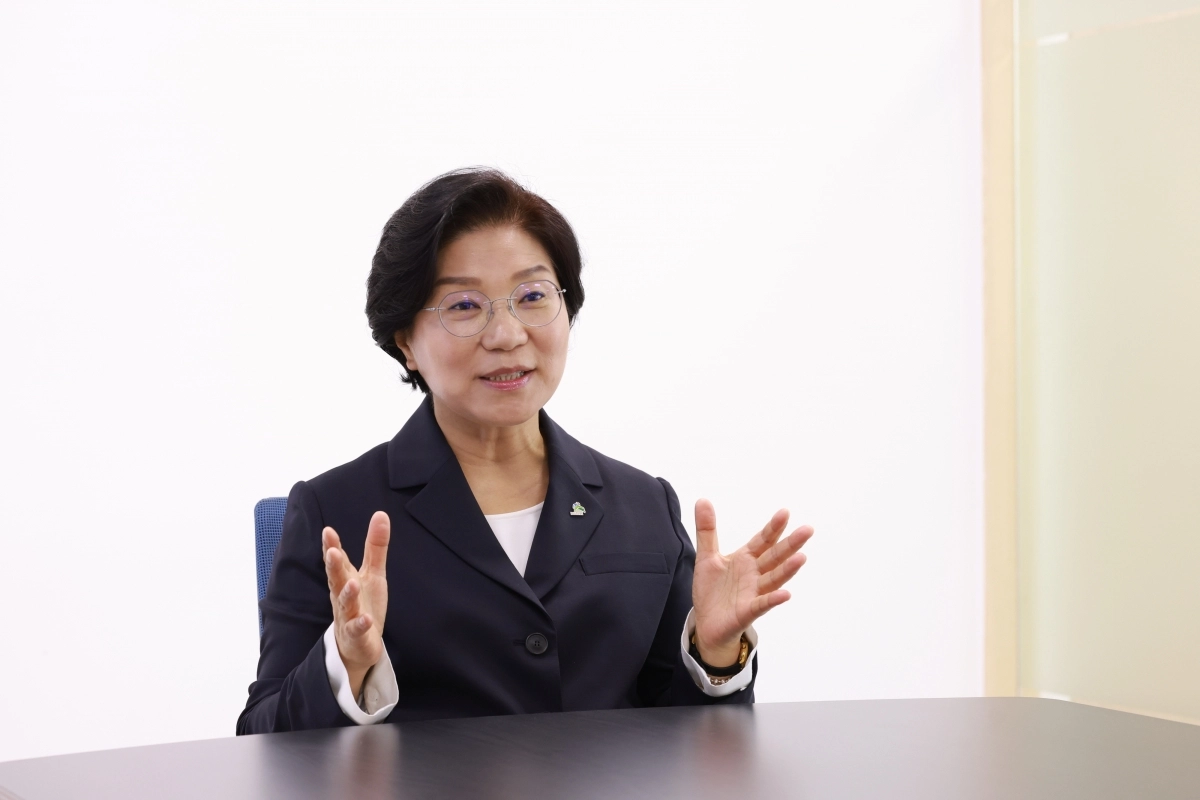 김미경 서울 은평구청장이 25일 서울신문과의 인터뷰에서 현직 기초자치단체장으로는 처음으로 더불어민주당 대변인을 맡게 된 소감과 포부를 밝히고 있다. 은평구 제공