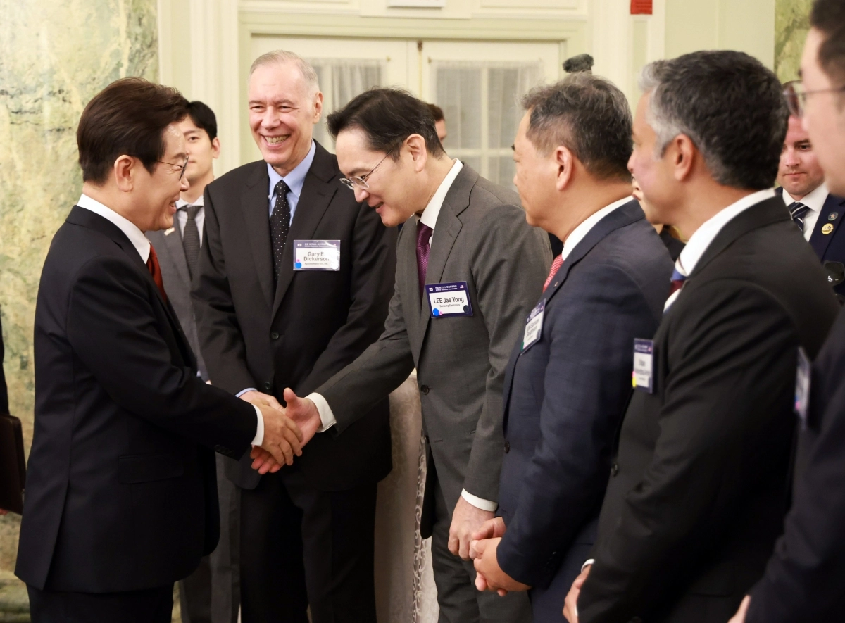 이재명 대통령, 이재용 회장과 악수