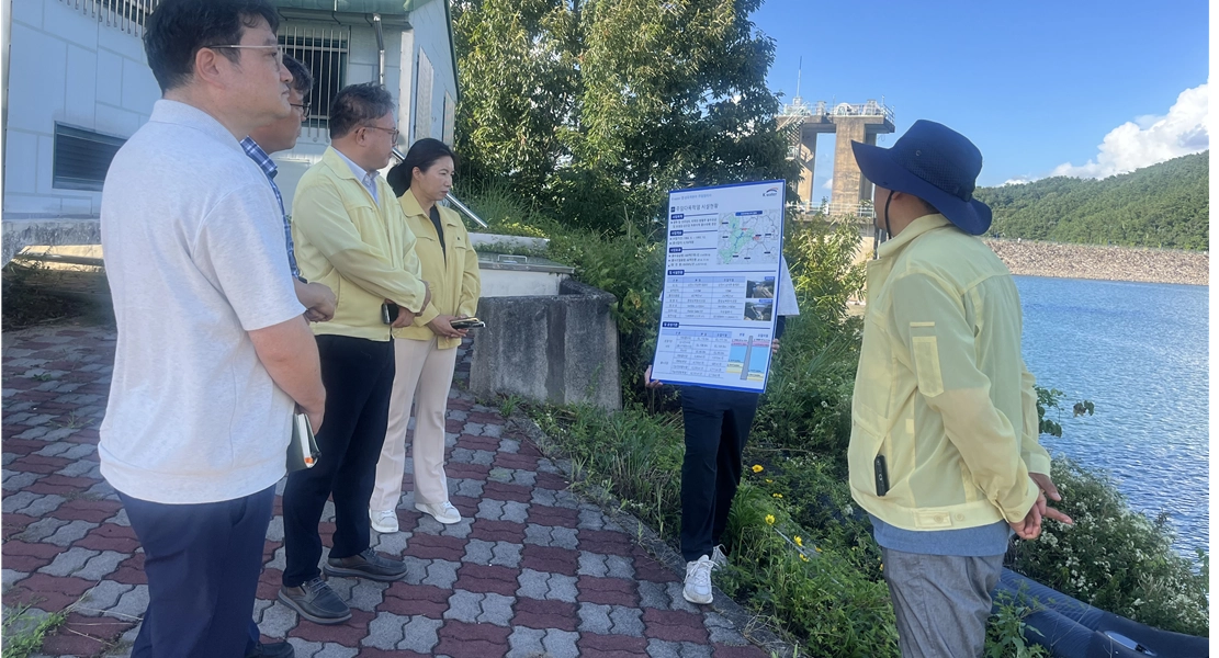 김영우 영산강유역환경청장이 조류경보 ‘관심’ 단계가 발령된 주암호 일대를 둘러보고 있다. (영산강환경청 제공)
