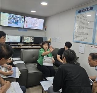 박성연 의원이 지난 25일 중랑천 수변예술 놀이터 조성사업 현장에서 추진 방향에 대해 발언하고 있다.