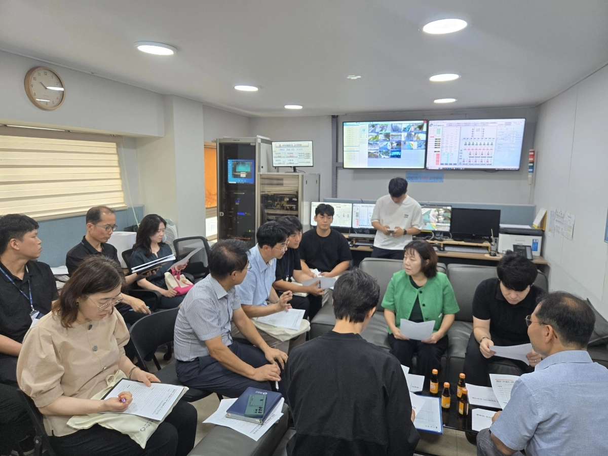 박성연 의원이 지난 25일 중랑천 수변예술 놀이터 조성사업 현장에서 관계자로부터 사업 추진 현황에 대한 설명을 듣고 있다.