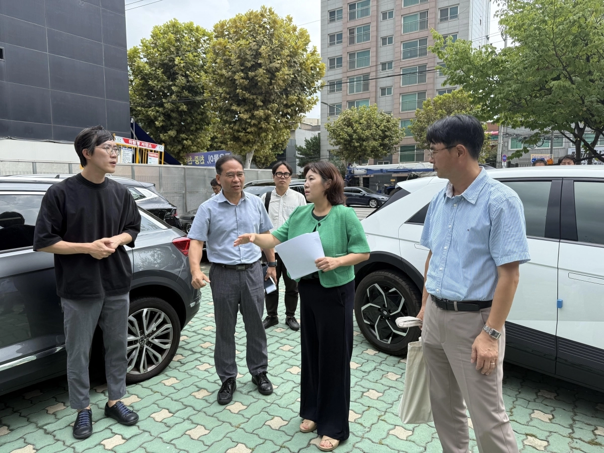 박성연 의원이 지난 25일 중랑천 수변예술 놀이터 조성사업 현장에서 추진 방향에 대해 발언하고 있다.