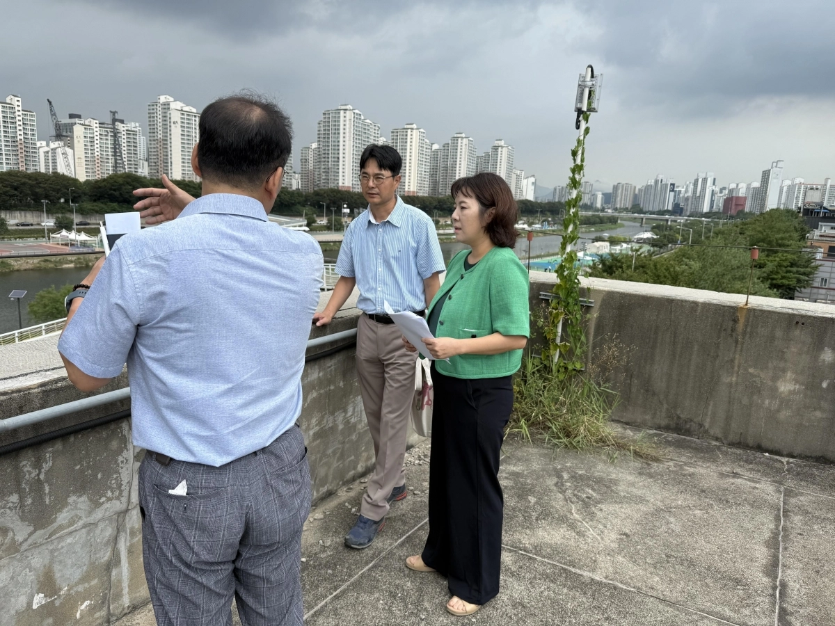 박성연 의원이 지난 25일 중랑천 중곡빗물펌프장 상부 현장에서 관계자로부터 사업 추진 현황을 듣고 있다.