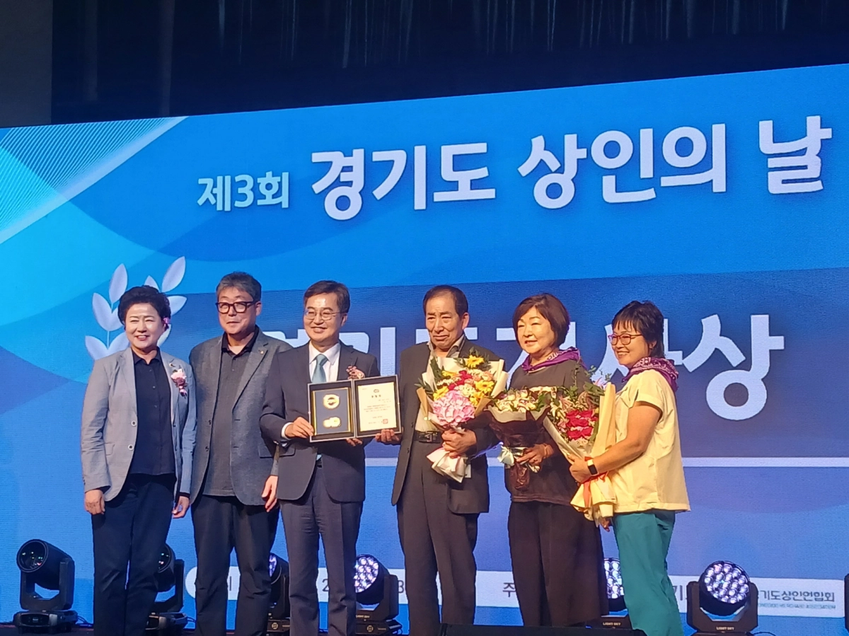 남경순 의원(경제노동위원회)이 8월 25일 안산 한양대 에리카 캠퍼스에서 열린 ‘제3회 경기도 상인의 날’ 행사에서 김동연 경기도지사, 전통시장 활성화 표창 유공자 등 관계자와 함께 기념촬영을 하고 있다. (사진=경기도의회)