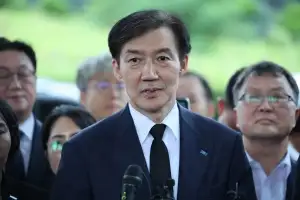 조국, ‘전두환 비석’ 힘껏 밟으며 “윤석열 운명도 이렇게 될 것” [포착]