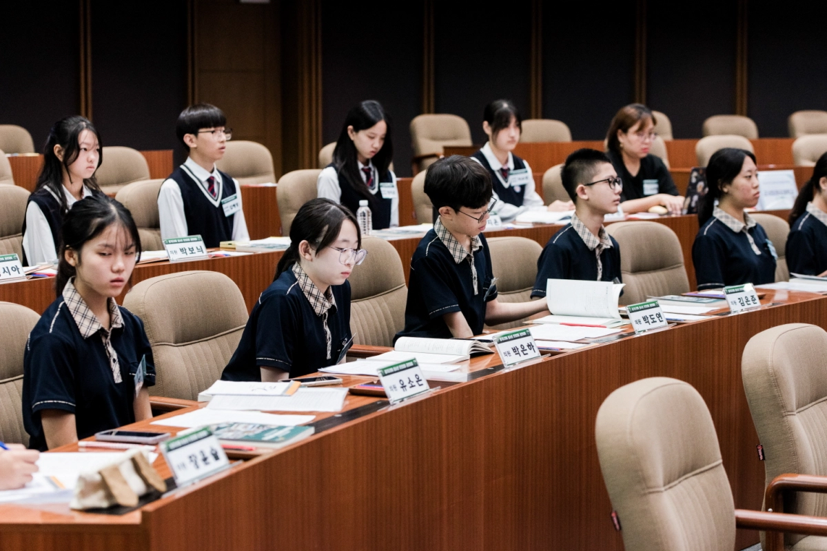 경기도의회 본회의장에서 열린 ‘2025년 청소년 모의의회 경연대회’에 참가한 학생들이 열띤 토론을 벌이고 있다. (사진=경기도의회)