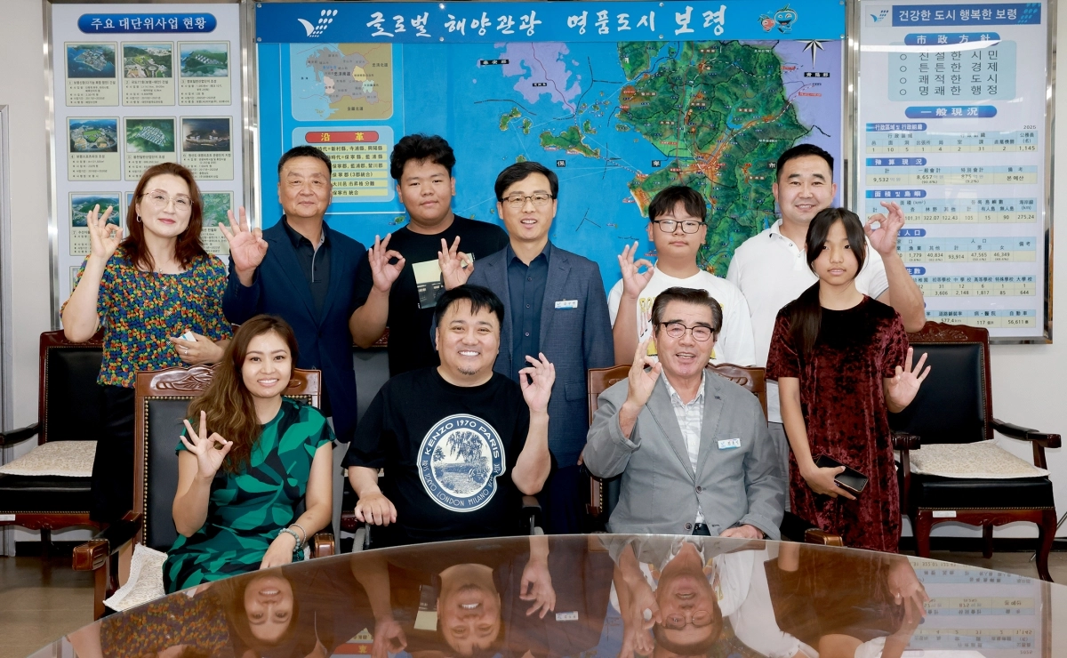 김동일 보령시장이 몽골 바야스갈란 자담바 국회의원 등과 기념사진을 촬영하고 있다. 보령시 제공