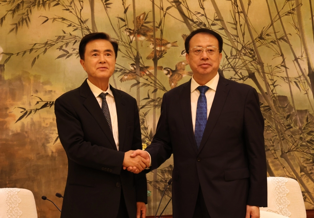 김태흠 충남지사(왼쪽)와 궁정 중국 상하이 시장. 충남도 제공