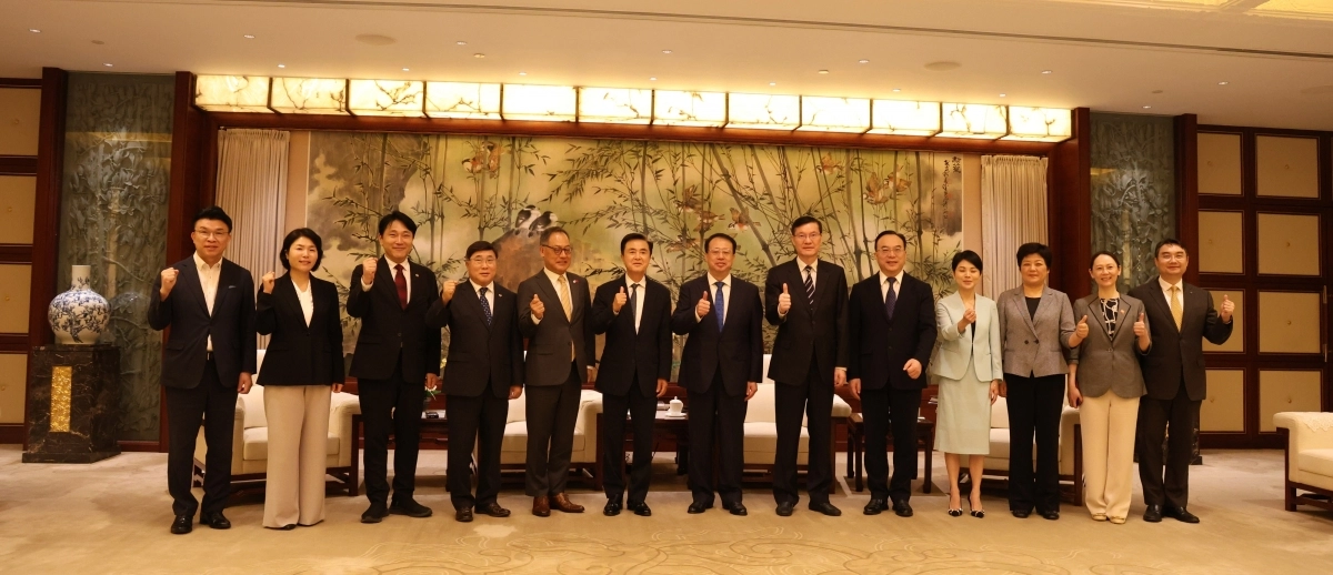 김태흠 충남지사 등 방문단이 26일 중국 상하이시청에서 궁정 상하이시장을 만나 간담회에 앞서 기념 촬영을 하고 있다. 도 제공