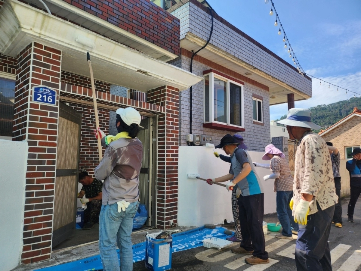 욕지도 주민들이 전입 가족이 살 빈집 리모델링을 돕고 있다. 2025.8.26. 통영시 제공