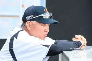 전 경기 출전한 ‘홈런 3위’ 노시환, 김경문 한화 감독의 믿음…“어리지만 이겨내는 중”