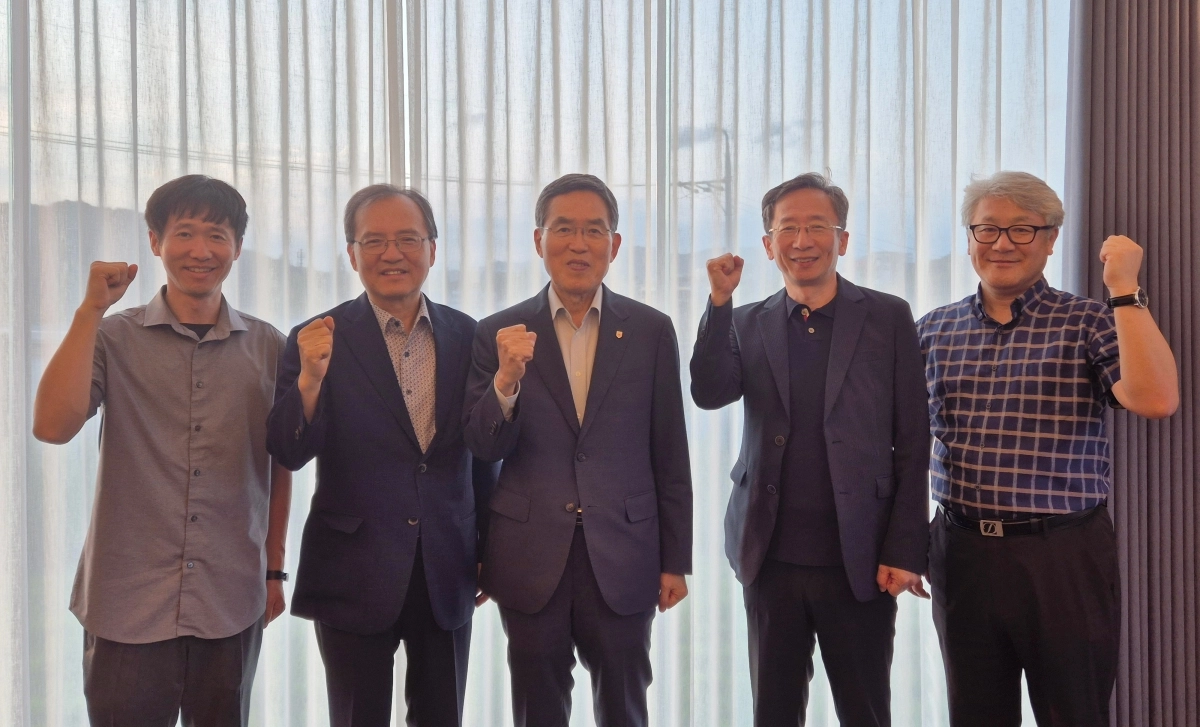 유길상 한기대 총장(가운데)이 충남 RISE센터 승융배 센터장(왼쪽에서 두 번째)과 간담회를 갖고 기념 촬영을 하고 있다. 한기대 제공