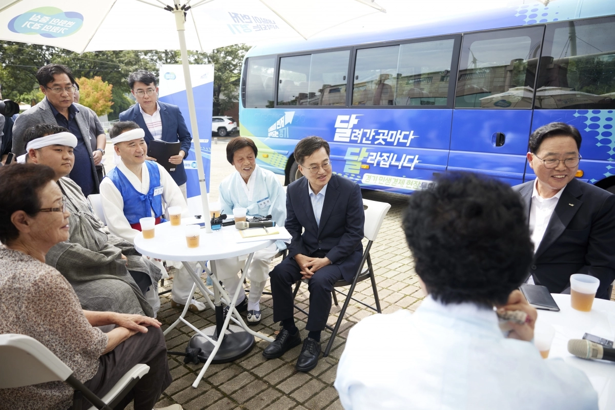 김동연 경기도지사가 26일 ‘달달(달려 간 곳마다 달라집니다)버스’를 타고 양주를 찾아 민생투어를 했다. (경기도 제공)