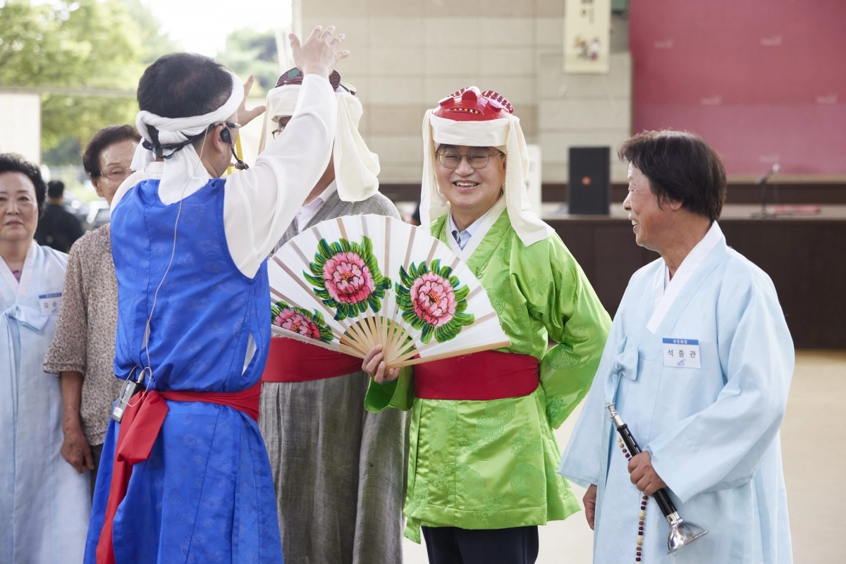 26일 김동연 경기지사가 양주별산대놀이마당에서 공연의상을 입고 기념 촬영을 하고 있다. (경기도 제공)