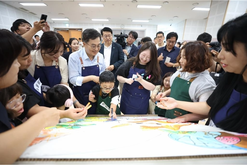 26일 김동연 경기도지사가 양주시 경기북부누림센터에 방문해 학생들과 미술 체험을 하고 있다. (경기도 제공)
