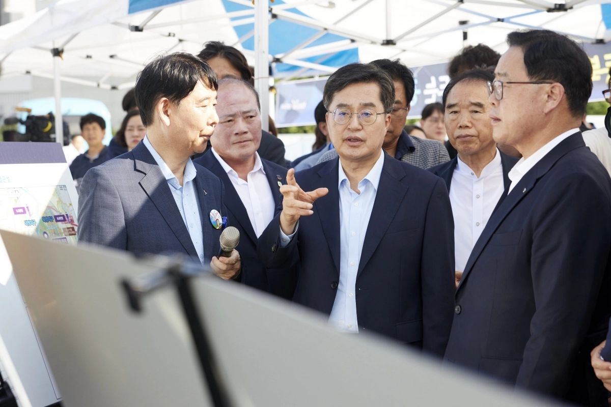 김동연 경기지사가 26일 양주 옥정신도시 내 ‘혁신형 공공의료원’ 건설 현장을 찾아 관계자들과 대화하고 았다. (경기도 제공)