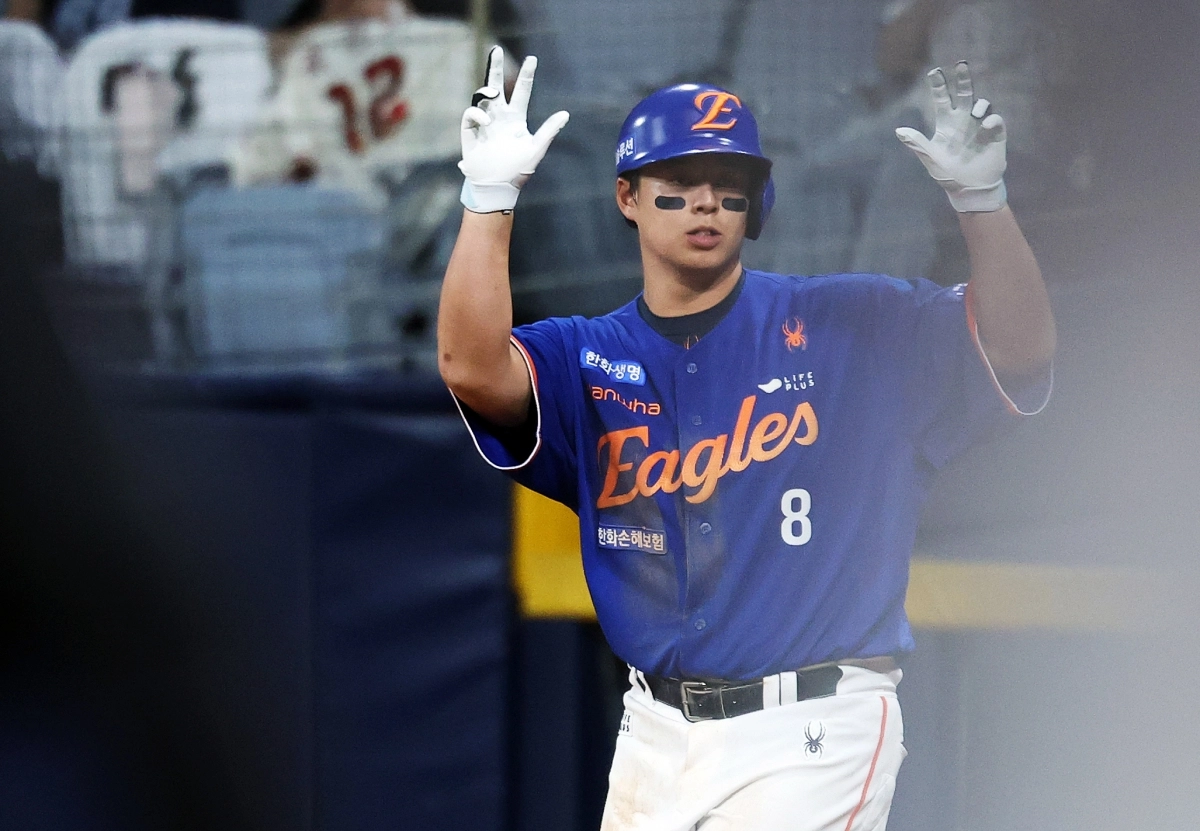 한화 이글스 노시환이 26일 서울 고척스카이돔에서 열린 2025 KBO리그 정규시즌 키움 히어로즈와의 원정 경기에서 안타를 친 뒤 기뻐하고 있다. 뉴스1