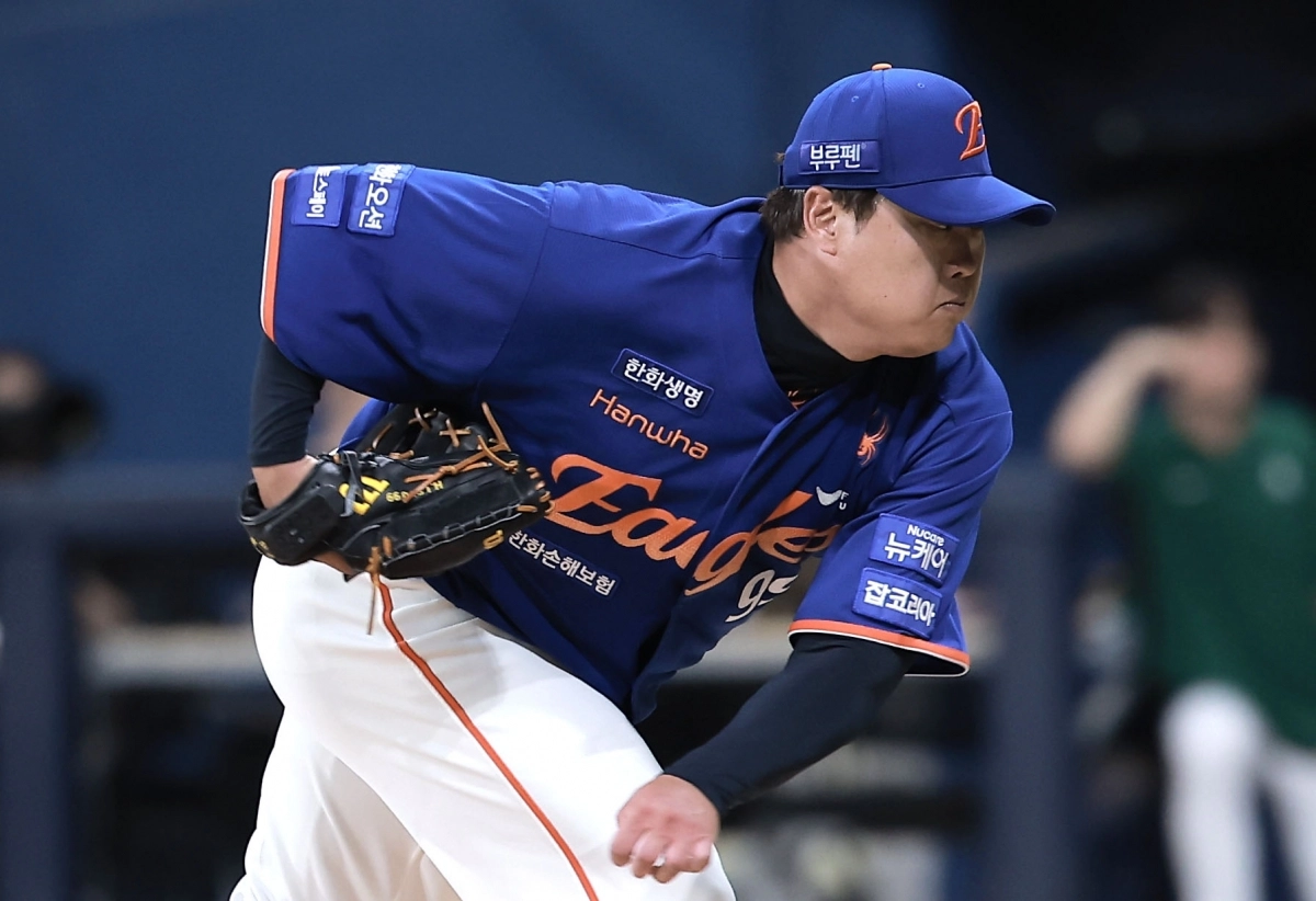 한화 이글스 류현진이 26일 서울 고척스카이돔에서 열린 2025 KBO리그 정규시즌 키움 히어로즈와의 원정 경기에서 공을 던지고 있다. 뉴시스