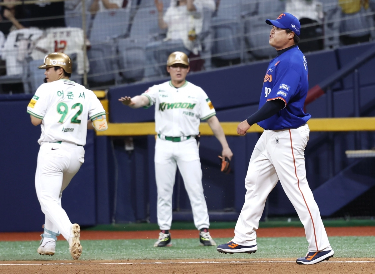 한화 이글스 류현진이 26일 서울 고척스카이돔에서 열린 2025 KBO리그 정규시즌 키움 히어로즈와의 원정 경기에서 1루 수비에 실패한 뒤 아쉬워하고 있다. 뉴시스