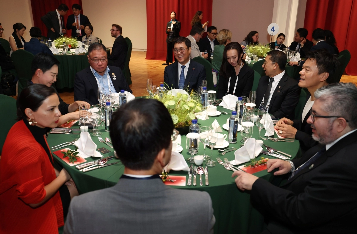 최휘영 문화체육관광부 장관이 26일 경북 경주 우양미술관에서 열린 ‘2025 APEC 문화산업고위급대화 환영만찬’에서 참석자들과 이야기를 나누고 있다. 문화체육관광부 제공