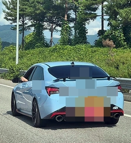 제보자 A씨는 26일 보배드림에 “길이 많이 밀려서 저속으로 주행 중이었다. 그런데 터널부터 ‘방방’ 거리는 소리를 내며 달려오던 차량 운전자가 맨발을 내민 채 운전하는 모습을 목격했다”라는 취지의 글을 올렸다. 2025.8.26 온라인 커뮤니티