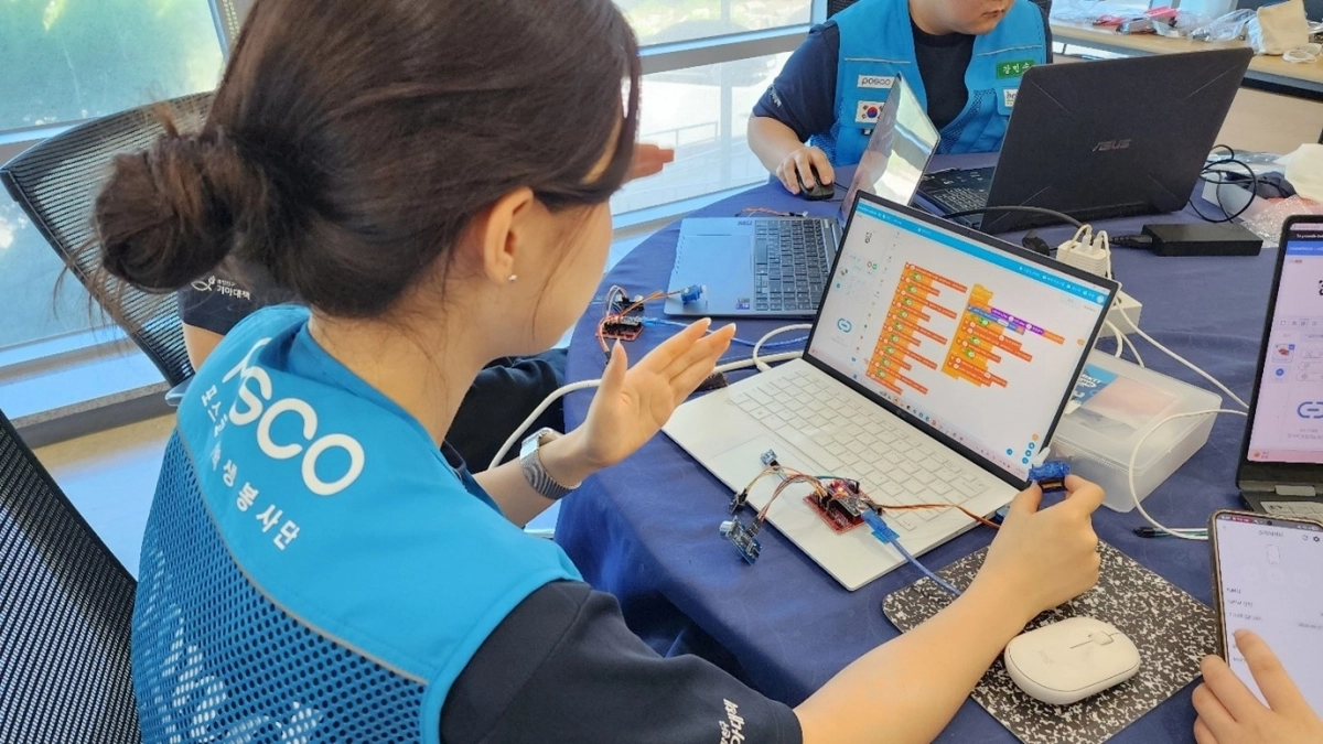 ‘비욘드’ 18기 실습키트 개발 현장. 포스코 제공