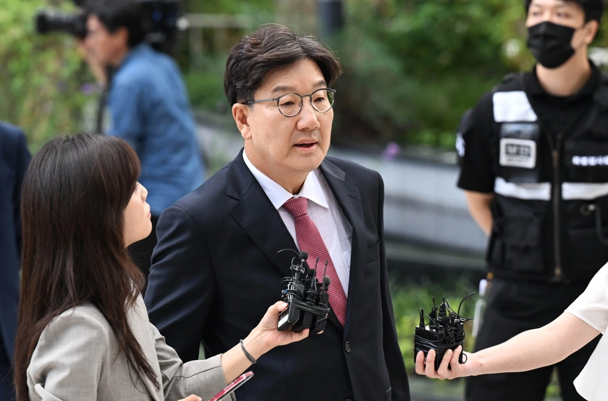 통일교 청탁 의혹을 받는 권성동 국민의힘 의원이 27일 서울 종로구 KT광화문빌딩에 마련된 김건희 여사 관련 의혹을 수사하는 민중기 특별검사팀 사무실에 피의자 신분으로 출석하고 있다. 2025.8.27 홍윤기 기자