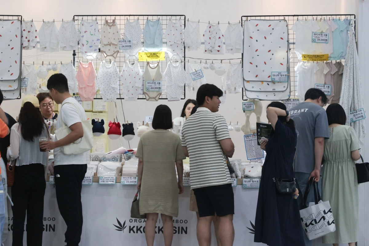 서울 강남구 삼성동 코엑스에서 열린 48회 베페 베이비페어에서 참관객들이 육아용품을 살펴보고 있다. 2025.8.17 연합뉴스