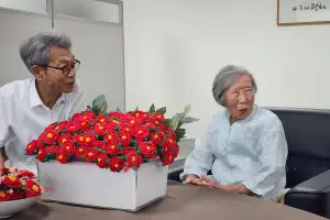 4·3을 기억해다오… 또다시 손뜨개 동백꽃 100송이 기탁한 90세 어르신