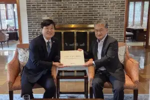 1998년 인연 다시… 거제시장, 트럼프 대통령 한화오션 초청 서한 전달
