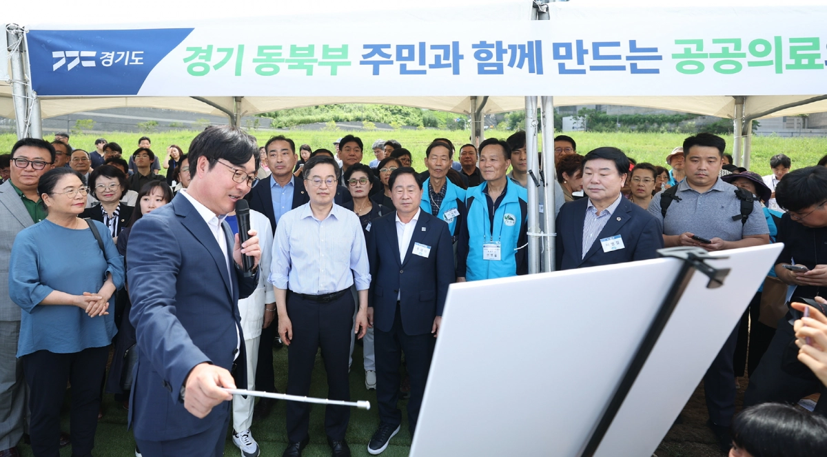 이병길 의원(보건복지위원회)이 8월 27일 백봉지구에서 ‘동북부 공공의료원 설립 현장 설명회’를 개최하고 참석자들과 사업 추진 상황과 향후 계획을 공유하고 있다. (사진=경기도의회)