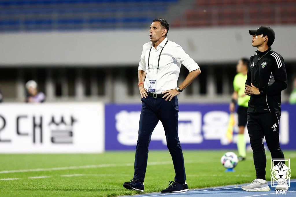 27일 강원 강릉하이원아레나에서 열린 2025 코리아컵 준결승 2차전 강원FC와 전북 현대의 경기. 거스 포옛 전북 감독이 작전을 지시하고 있다. 2025.8.27. 대한축구협회 제공.