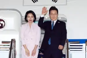 [포토] 귀국길 오른 이재명 대통령 부부