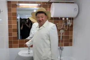 [포토] 김정은, 어촌문화주택지구 시찰